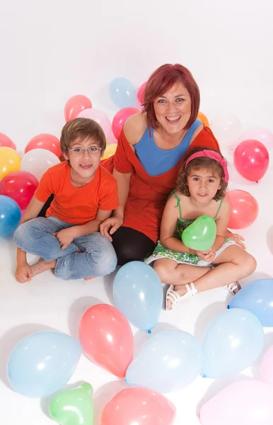 Femme et enfants dans une fête — Photo