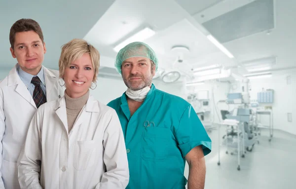 Equipe médica feliz na sala de cirurgia — Fotografia de Stock