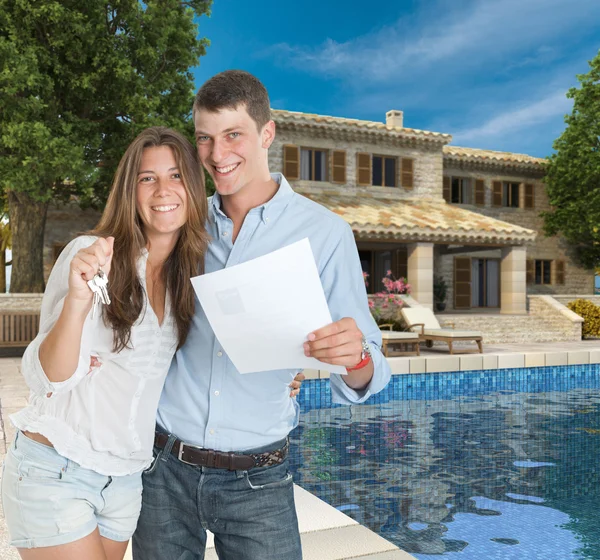 Jeune couple et maison de rêve — Photo