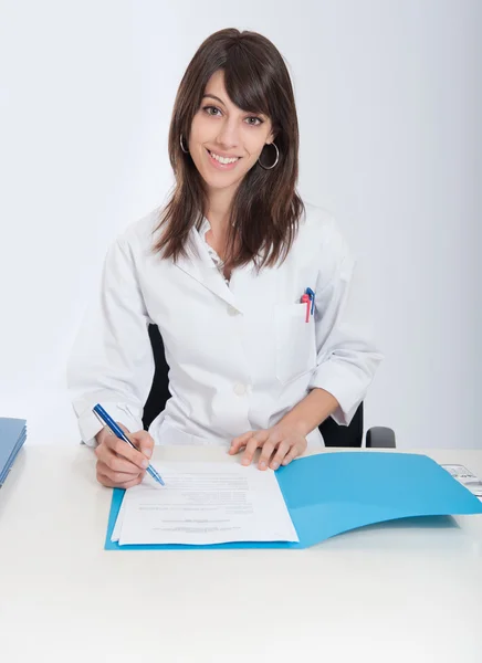 Lächelnder Mediziner mit Akte — Stockfoto