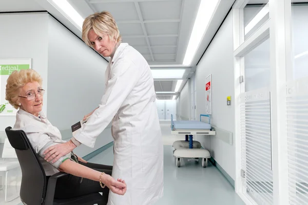 Blood pressure control at the hospital — Stock Photo, Image