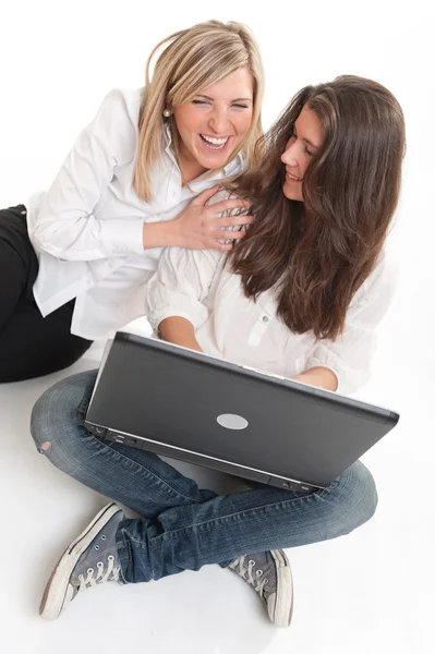 Chicas riendo con portátil — Foto de Stock
