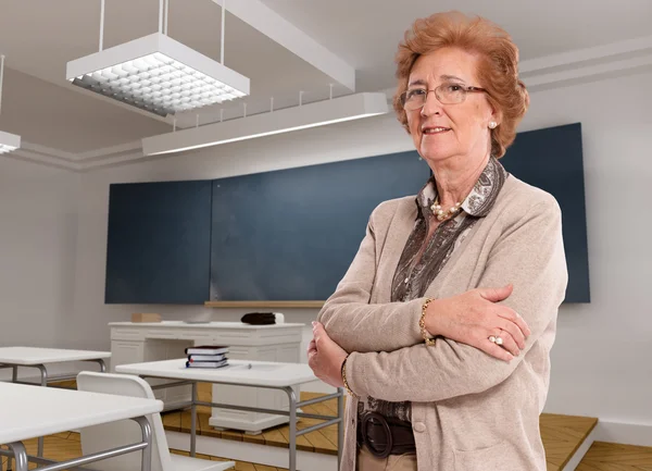 Femme âgée dans une salle de classe — Photo