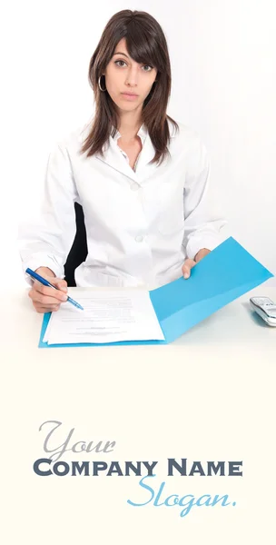 Op haar Bureau professional uit de gezondheidszorg — Stockfoto