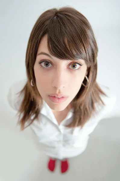 Brunette opzoeken — Stockfoto