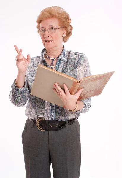 Signora anziana con libro — Foto Stock