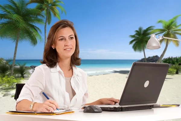 Frau arbeitet am Strand — Stockfoto