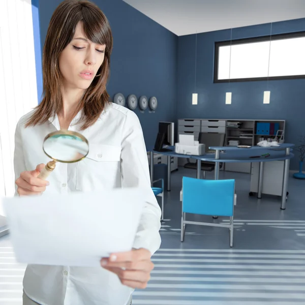 Akteneinsicht im Büro — Stockfoto