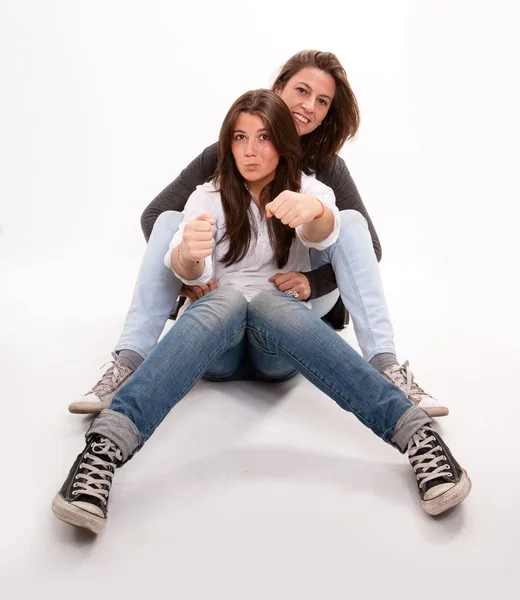 Madre e hija adolescente jugando alrededor —  Fotos de Stock