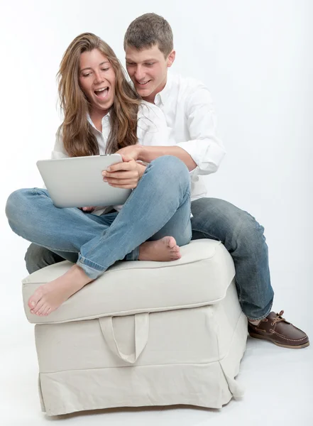 Jovem casal e tablet — Fotografia de Stock