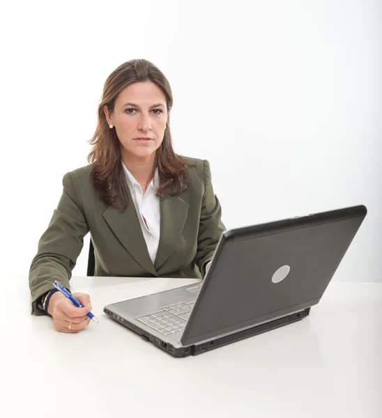 Brünette im büro — Stockfoto