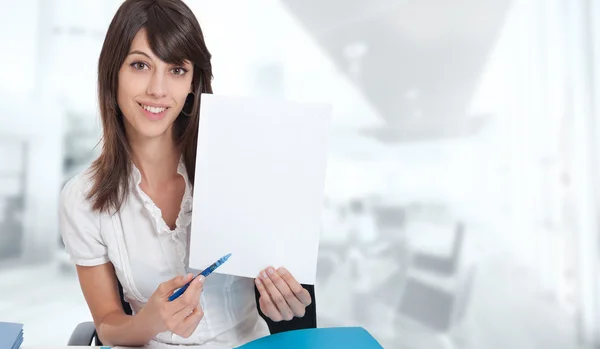 Smiling young woman with customable document — Stock Photo, Image