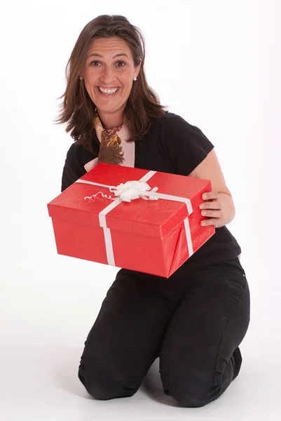 Mulher feliz com caixa de presente — Fotografia de Stock