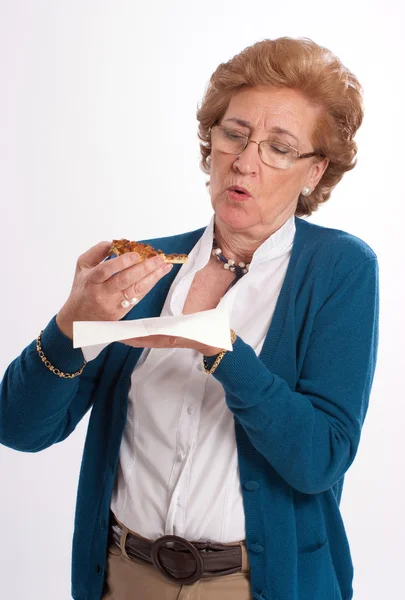 Idősebb hölgy gazdaság egy pizza részére — Stock Fotó