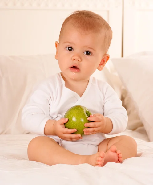 Ребенок и фрукты — стоковое фото