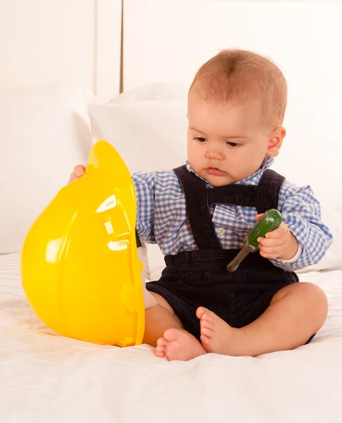 Bebê e capacete — Fotografia de Stock