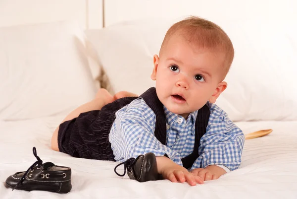 Baby och skor — Stockfoto