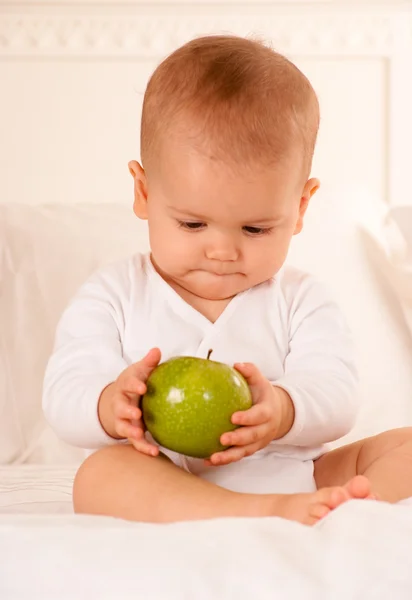 Baby aanschouwen groene apple — Stockfoto