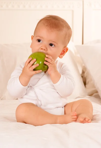 Baby een appel bijten — Stockfoto