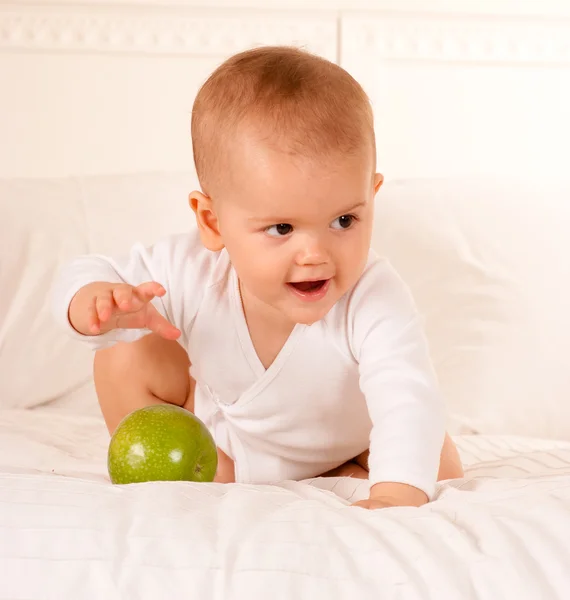 Baby auf dem Weg zum Apfel — Stockfoto