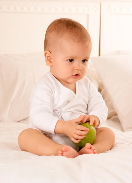 Baby hält Apfel — Stockfoto