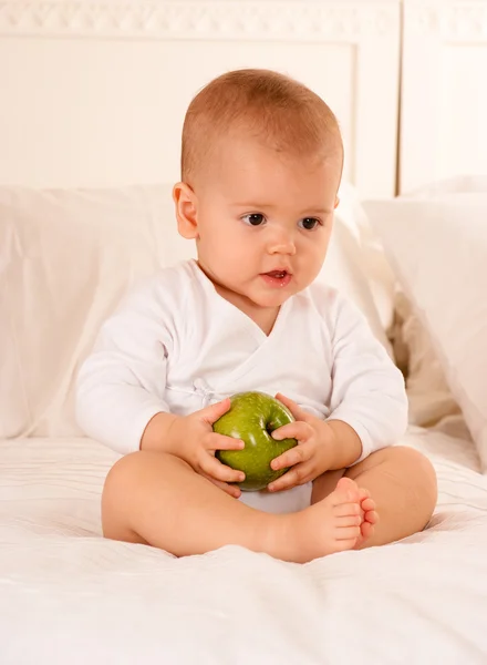 Bambino in possesso di una mela verde — Foto Stock