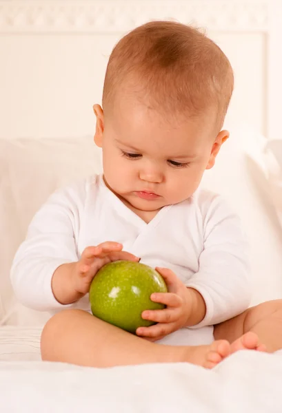 赤ちゃんの青リンゴを検査 — ストック写真