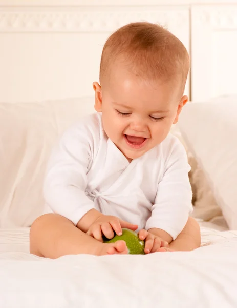 Bebê brincando com maçã — Fotografia de Stock