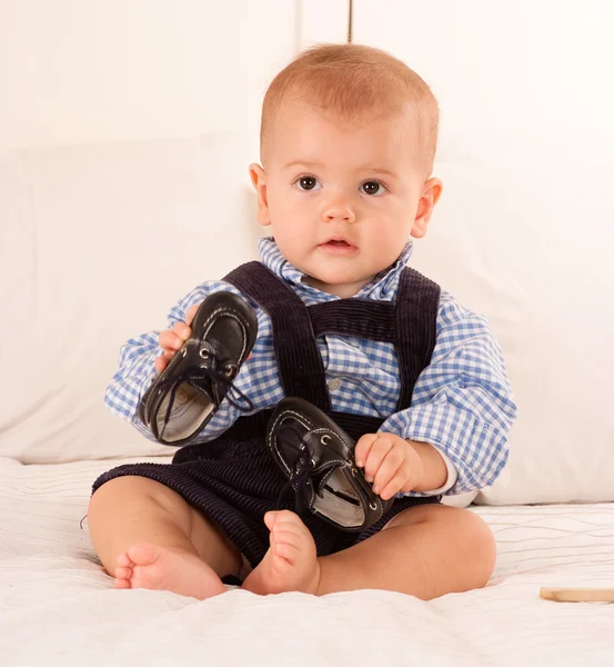 Baby spelen met zijn schoenen — Stockfoto