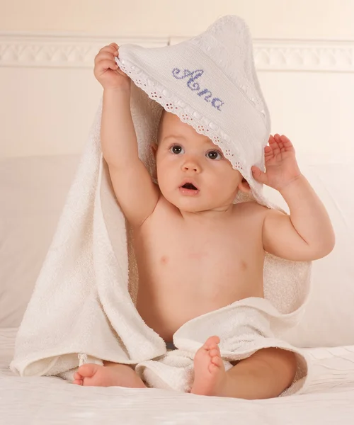 Baby nimmt sein Handtuch ab — Stockfoto