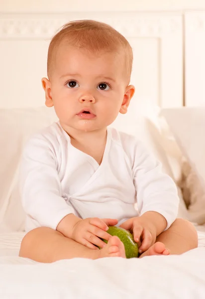 Baby with apple — Stockfoto