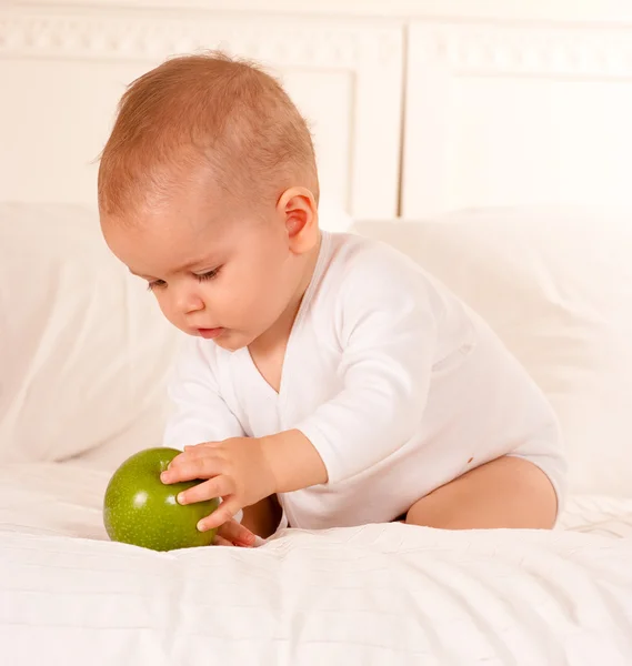 Schattige baby en apple — Stockfoto