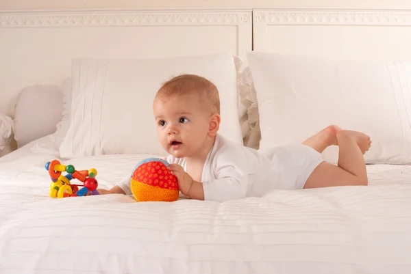 Söt baby och leksaker — Stockfoto