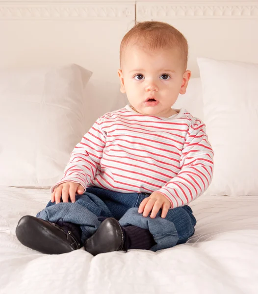 Niedlicher kleiner Junge — Stockfoto