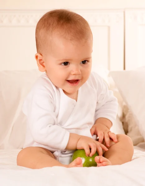 Bebé feliz con manzana —  Fotos de Stock