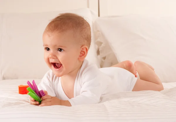 Happy baby med pinnar — Stockfoto