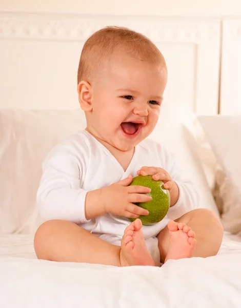 Bambino ridente e mela — Foto Stock