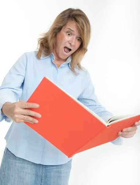 Mulher em pânico examinando um livro — Fotografia de Stock