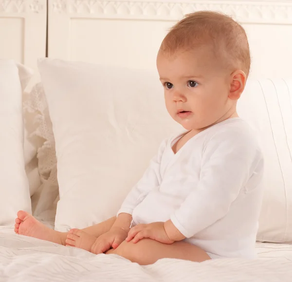 Sitzendes Baby mit einem Body — Stockfoto