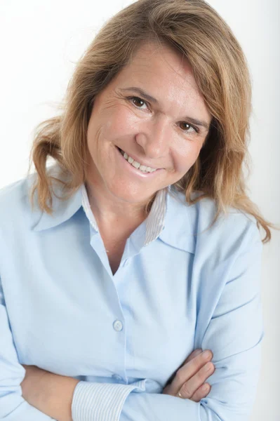 Mulher sorridente em camisa azul — Fotografia de Stock