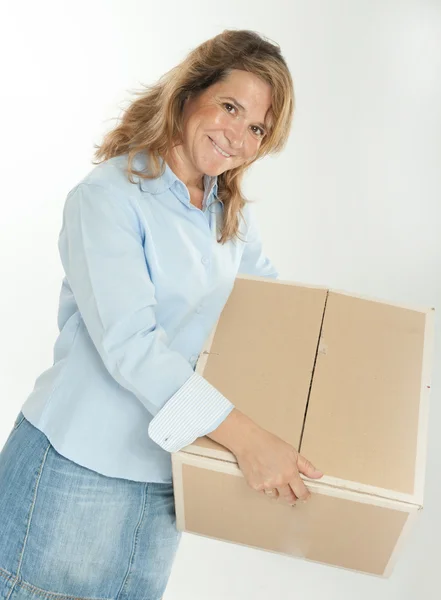 Mulher sorridente com caixa de papelão — Fotografia de Stock