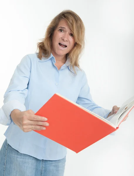 Panicked woman reading — Stock Photo, Image