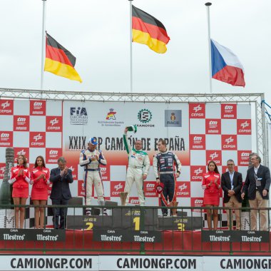 Yarış kazanan Rene Reinert Kürsüdeki.