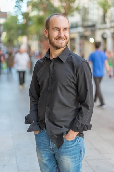 Homem sorridente na baixa — Fotografia de Stock