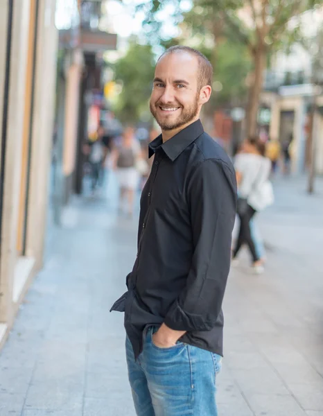 Homem sorridente na baixa — Fotografia de Stock