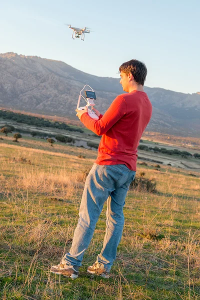 Adam bir dron rehberlik — Stok fotoğraf