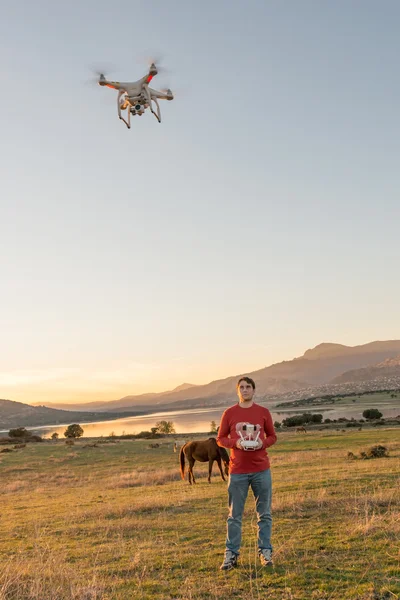 Homem guiando um drone — Fotografia de Stock