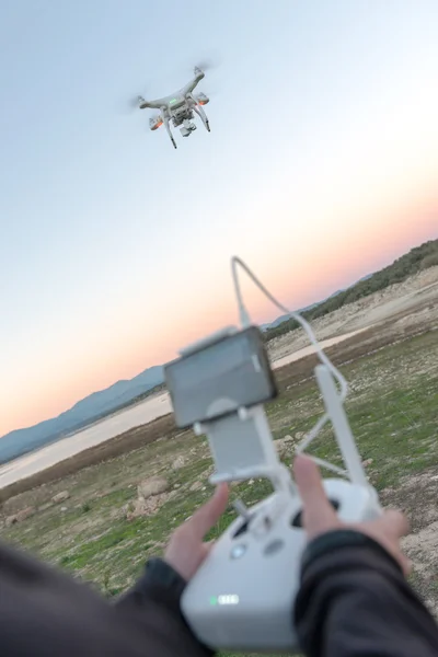 Adam bir dron rehberlik — Stok fotoğraf