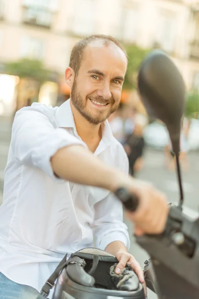 Homem em uma scooter Imagem De Stock