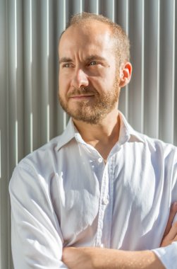 ciddi görünümlü bir adam 